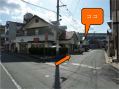 右奥にオレンジ色の看板「Your SHISEIDO」の店ががございます。