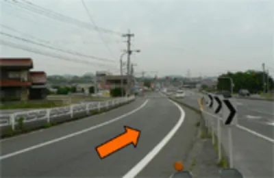 九州自動車道小倉南インター料金所を出てすぐに、左側の『小倉市街』の方向にお進み下さい。