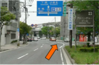 5分～6分走ると北九州空港方面へ曲がる標識が見えてきます。